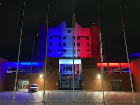 Façade de l'Hôtel de Région illuminée en bleu, blanc, rouge