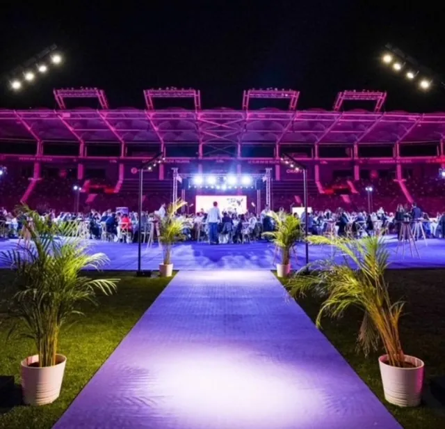 Allée lumineuse sur la pelouse du Stadium de Toulouse pour le dîner de gala