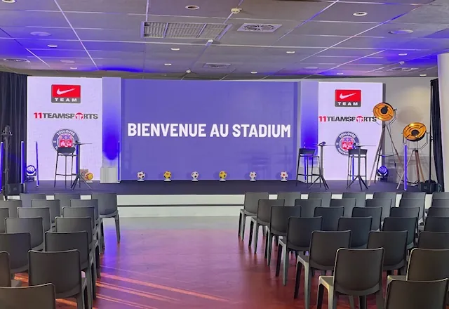 Salle de convention avec écran « Bienvenue au Stadium »