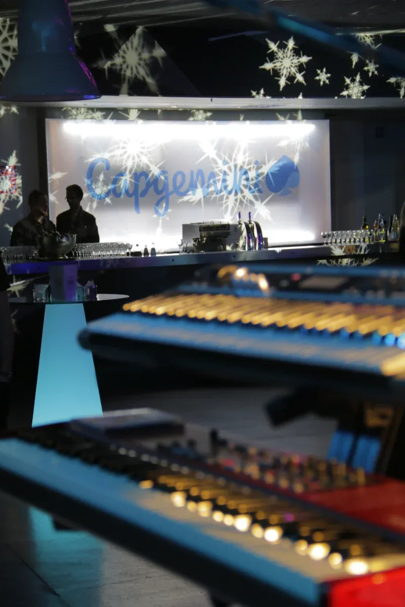 Plateau éclairé avec piano et décor