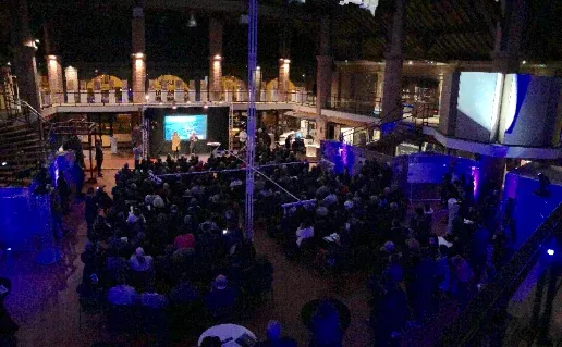Séminaire en salle avec écrans et public