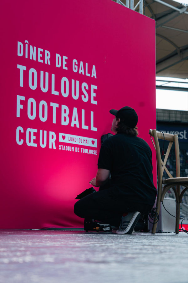Tissu tendu avec comme inscription " Diner de gala Toulouse football coeur" 